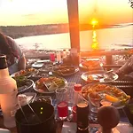 Zambak Village & Restaurant Superb Seafront Location ! Guest house