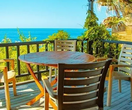 Zambak Village & Restaurant Superb Seafront Location ! بيت ضيافة 3*